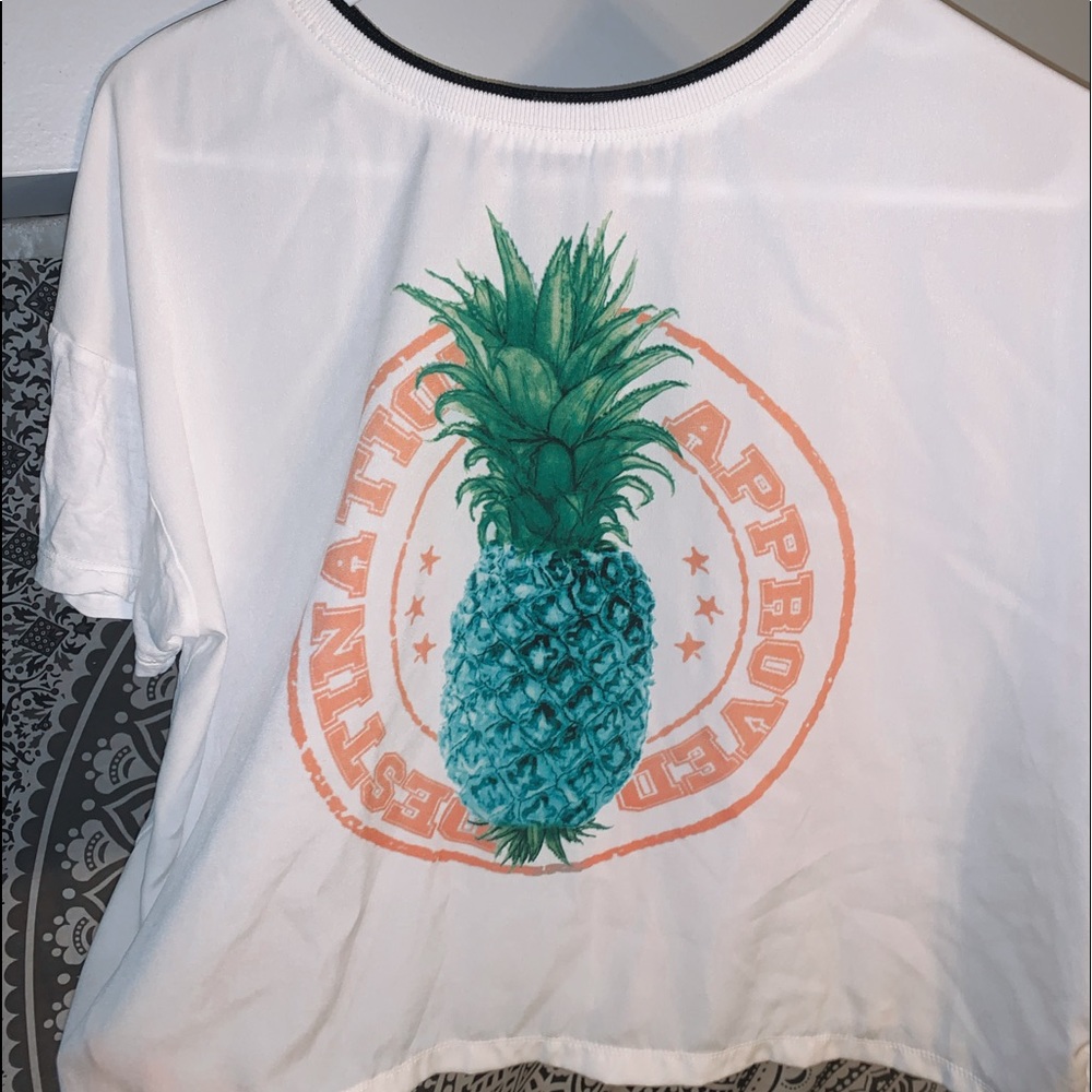 cute top! not a crop but almost! fits like M